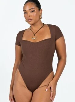 Nolan Short Sleeve Bodysuit Brown -Princess Polly Shop 5 modelinfo rheanna us6 fb232c78 89a0 4072 9d3b c7afb69bdd40