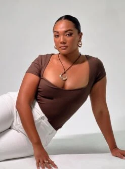 Nolan Short Sleeve Bodysuit Brown -Princess Polly Shop 6 modelinfo rheanna us6 232dcddf 31c9 4008 a219 e1eec8ecfd83