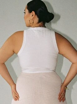 Classic Tank Top White Curve -Princess Polly Shop 6 modelinfo sarah us14 cbea0481 6f51 4663 8a8a 0ae9c7e0eb72