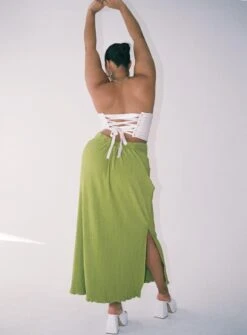Mira Maxi Skirt Green Curve -Princess Polly Shop 6 modelinfo zarria us14 3567cbac f0fb 4144 9f68 bd028bdfc43b